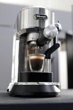 Macchina per caffè espresso semiautomatica De'Longhi Dedica Maestro Plus EC950.M - immagine 2
